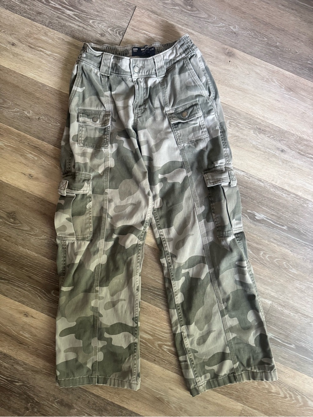 Women’s Hollister Low Rise Wide Leg Camouflage Cargo Pants -